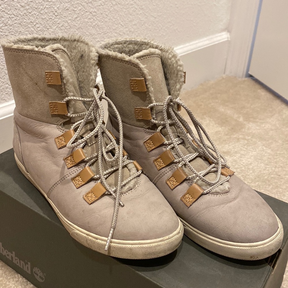 Women’s Timberland Dausette Fleece Fold Down in Light Taupe Nubuck in 7.5M